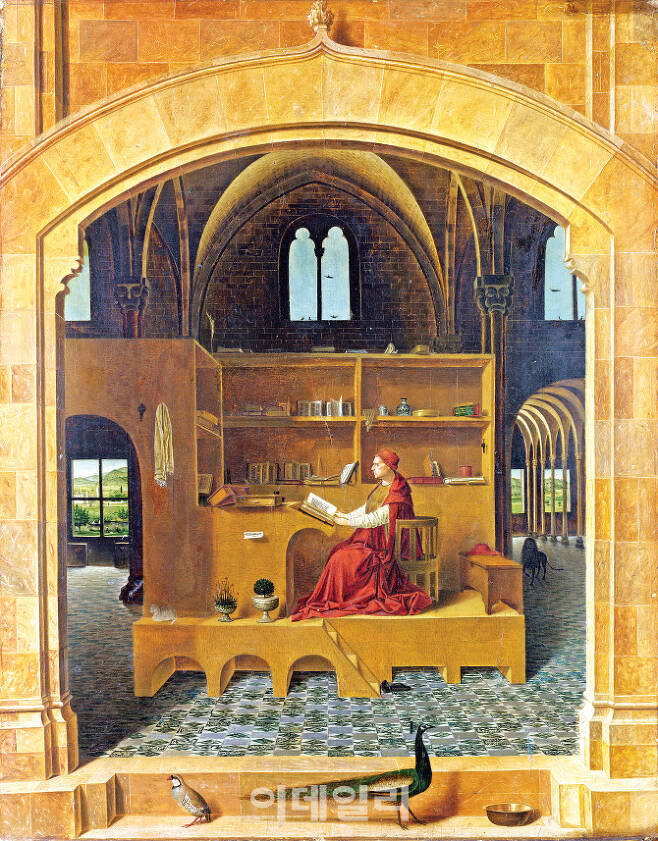 안토넬로 다 메시나가 1474년경 그린 ‘성 제롬’(St. Jerome). 15세기 르네상스시대 이탈리아를 대표하던 화가 메시나는 종교화·초상화를 다수 남겼다. 미묘한 분위기를 뿜어내는 화풍은 그가 어린 시절 플랑드르 미술을 접한 영향으로 본다. 여기에 공간배치에 공을 들이고 사실적 묘사를 추구하는 이탈리아 미술을 결합해 그만의 독특한 경향을 창조해낸 것. 영어이름인 ‘제롬’ 대신 서재에서 연구에 몰두하는 성인이란 뜻을 담아 ‘연구실에 있는 성 히에로니무스’라고도 불리는 작품은 화가 특유의 기하학적 구조를 구현한 공간에 빛의 움직임을 따른 방식으로 그려졌다. 나무패널에 유채, 45.7×36.2㎝, 영국 런던 내셔널갤러리 소장.