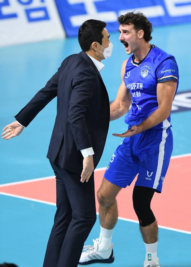 삼성화재 고희진 감독과 러셀.제공 | 한국배구연맹