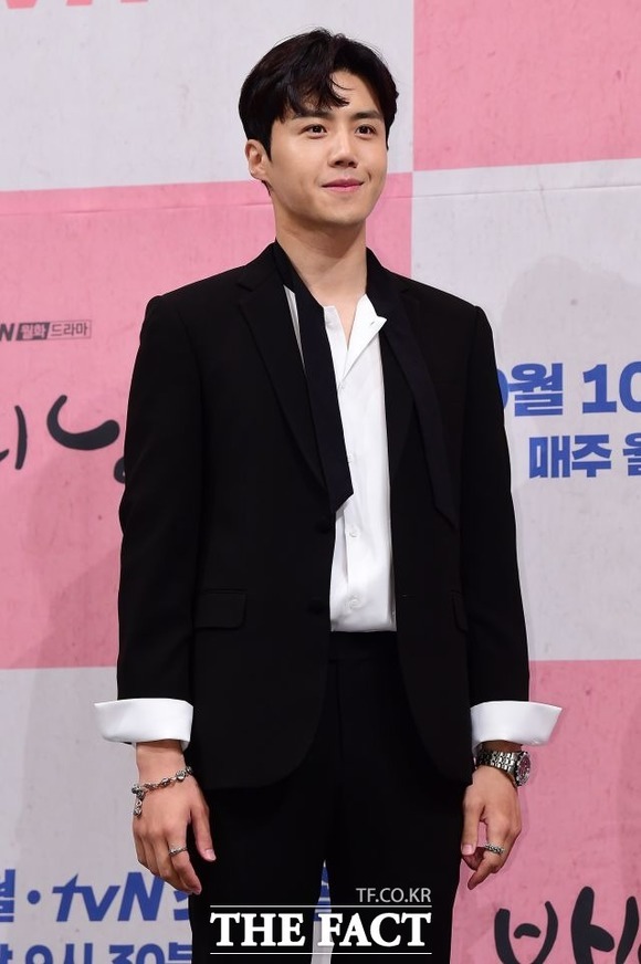 대세로 떠오른 배우 김선호가 사생활 논란으로 활동을 모두 중단하고 사과했다. /더팩트 DB
