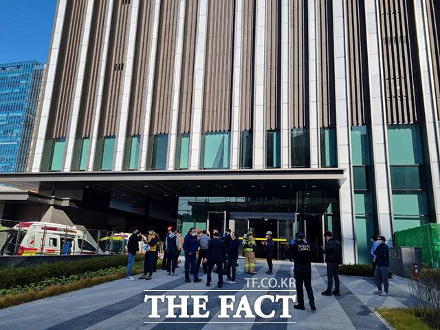 23일 오전 서울 금천구 가산동의 한 신축 공사 현장에서 화재진압에 사용되는 약품인 소화 약제가 터지는 사고가 발생했다. / 뉴시스