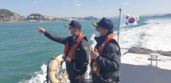 임재수 목포해양경찰서장이 취약해역 순찰과 주요 항만 시설 현장을 점검하고 있다. ⓒ 아시아경제