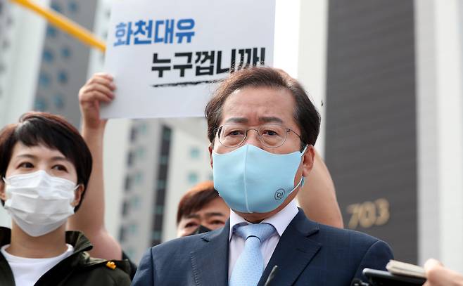 국민의힘 대선주자인 홍준표 의원이 지난 20일 더불어민주당 이재명 대선 후보가 성남시장일 당시 추진된 경기 성남시 판교 대장동 개발 현장을 방문해 '개발 특혜' 의혹과 관련해 입장을 밝히고 있다. /뉴시스