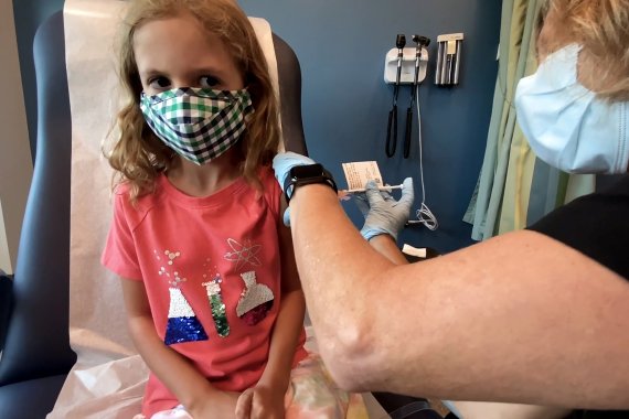미국 노스캐롤라이나주 더햄의 듀크대에서 지난달 28일(현지시간) 7살짜리 꼬마 소녀가 화이자의 코로나19 백신을 맞고 있다. 화이자는 22일 FDA에 제출한 임상시험 결과 보고서에서 5~11세 아동들에 대한 백신 효과가 90.7%로 나타났다고 밝혔다. 로이터뉴스1