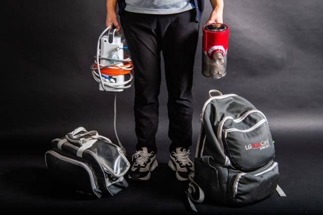 신씨가 매일 지니고 다니는 점검 장비들. 왼쪽 손엔 정수기 살균기를 오른쪽 손엔 청소기를 들었다. 언제나 덩치보다 훨씬 큰 배낭을 등에 지고, 양손 가득 짐가방을 들고 다닌다. 여기에 정수기 모델별로 다르게 나오는 8개 종류 필터, 건조기에 들어가는 이중필터, 스타일러에 들어가는 향기시트와 물통까지 추가되면 도저히 두 손으로는 들 수 없을 정도다.