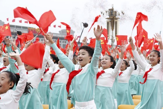 지난 7월 1일 중국 베이징 천안문광장에서 열린 중국공산당 100주년 기념 행사에서 공산주의청년단 소속 학생들이 중국 국기와 당기를 흔들며 환호하고 있다. [신화=연합뉴스]