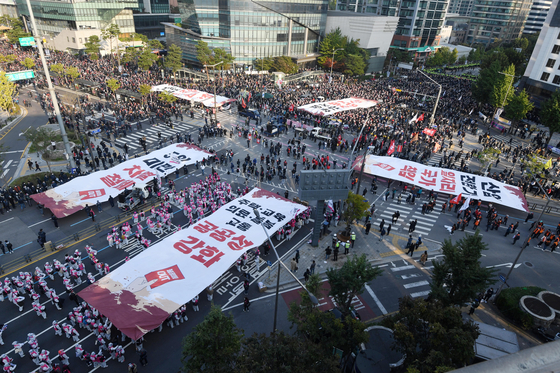 민주노총 조합원들이 20일 오후 서울 서대문역 사거리를 점거한채 불법 집회를 하고 있다. 김상선 기자
