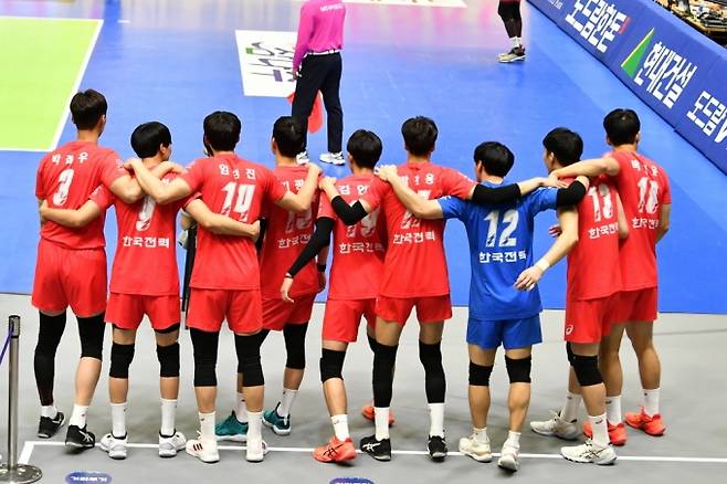 웜업존에서 응원하는 한국전력 선수단. 프로배구연맹(KOVO)