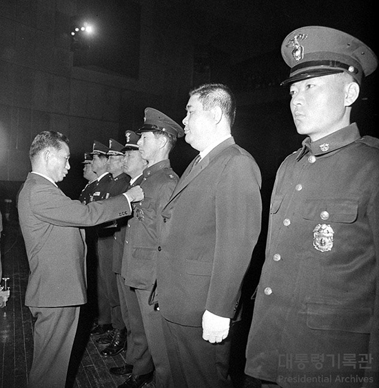 박정희 대통령 제23회경찰의날기념식참석접견서훈1(1968)
