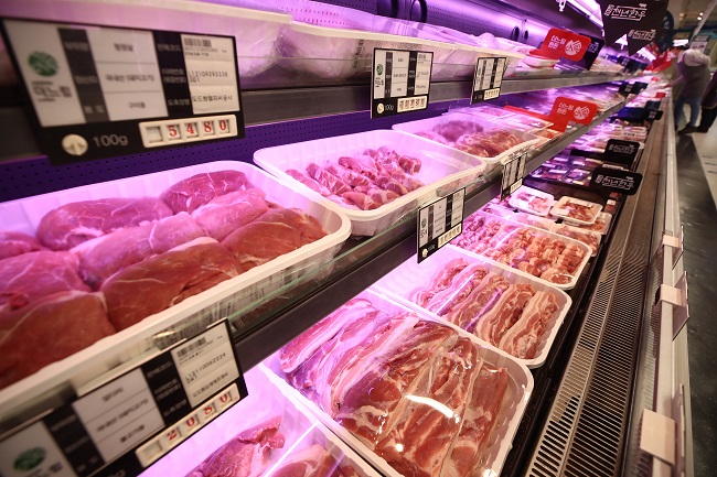 지난 20일 서울 시내 한 대형마트에서 판매 중인 돼지고기와 소고기. [사진 출처=연합뉴스]