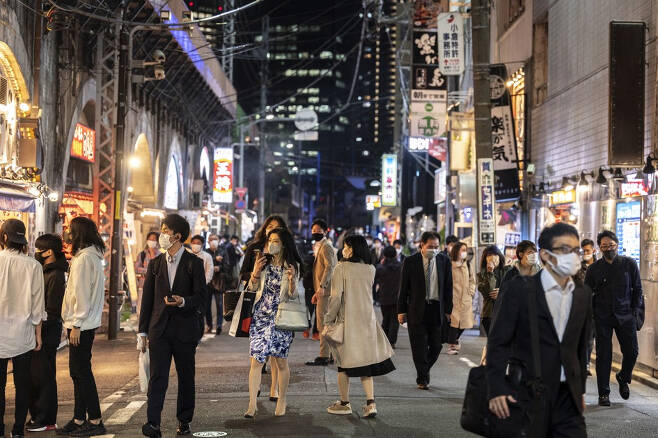 코로나19 신규 확진자 수가 급감한 일본이 '위드 코로나' 속도를 내고 있다./사진=AFP