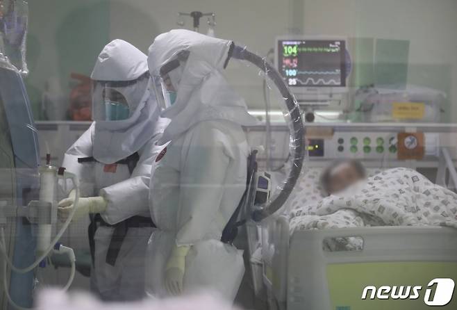울산대병원 특수(음압) 중환자실에서 방호복을 착용한 간호사들이 코로나19 환자를 돌보고 있다 /사진=뉴스1