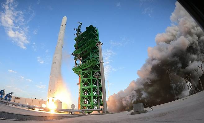 한국형 발사체 누리호(KSLV-ll)가 지난 21일 고흥군 나로우주센터 제2발사대에서 화염을 내뿜으며 힘차게 날아오르고 있다. 누리호는 1.5t급 실용위성을 지구저궤도(600~800km)에 투입하기 위해 만들어진 3단 발사체이며 엔진 설계에서부터 제작, 시험, 발사 운용까지 모두 국내 기술로 완성한 최초의 국산 발사체다./사진=뉴스1