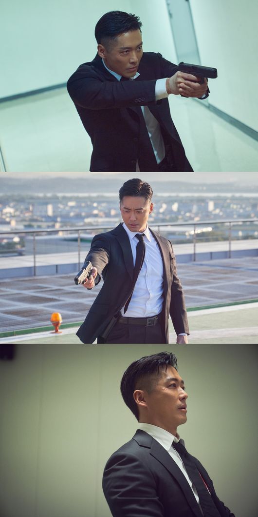 The long struggle of Namgoong Min in the Black Sun finally ends.In the 11th episode of the MBCs 60th anniversary special project, Golden Sun (playplayed by Park Seok-ho/director Kim Sung-yong), which aired at 9:50 p.m. on the 22nd (last night), NIS agents centered on Han Ji-hyuk (Namgoong Min) and Yoo (Kim Ji Eun) are engaged in a full-scale war with Baek Mohammad Mosaddegh (Yoo Sung-sung) He was drawn.In particular, when Choi Sang-gyun (Ahn Ji-ho) pulls a knife from Lee In-hwans hospital room and Han Ji-hyuk confirms Kim Myung-chuls movements at the 10th anniversary event of the Hancheong Battle of Korea and shoots a horror bullet toward the sky, he soared to a maximum of 9% of the audience rating and proved the hot love of viewers (based on Nielsen Korea, Seoul Metropolitan Area furniture).At the final episode, which airs at 9:50 p.m. on the 23rd (tonight), attention is focused on whether Han Ji-hyuk (Namgoong Min), who entered the front-line match against Back Mohammad Mosaddegh, will break the long-running bad performance that has been going on since Shenyang a year ago and reveal all the truths.Han Ji-hyuk and his partner, Jessie J, had followed in the footsteps of Mohammad Mosaddegh and were convinced that the ego of Yoo Dong-man, a former NIS agent and the father of Yoo Ji-jin, remained inside him.Meanwhile, Do Jin-sook (Jang Young-nam) found out that Mohammad Mosaddegh was the target of him and lured him by becoming a bait himself.The bomb was being held by a hundred people at an event site, and Han Ji-hyuks face, which was blue in the seconds left, raised the tension to the highest level and created a sweaty ending in his hand.In the meantime, Han Ji-hyuk, the top NIS agent who ran only after the truth, is celebrating the day of the battle.The steel, which was released on the 23rd (Today), contained Han Ji-hyuks strong expression and a disorganized posture pointing the gun at someone.I wonder if he can knock down the last enemy back Mohammad Mosaddegh and end a long fight.In the empty eyes that look somewhere with a wound on the body, I feel the fatigue and boredom that I have never seen before.He has experienced the sacrifice of many people in the fight to protect himself and his colleagues, and he is waiting for the last broadcast of the show.The final episode of Black Sun will be broadcast on the 23rd (tonight) at 9:50 p.m., and the spin-off Moebius: Black Sun will be broadcast on the next owners 29th (Fri) and 30th (Saturday) at 10 p.m.You can also meet through the largest online video service platform in Korea.