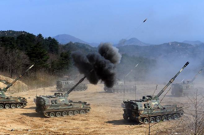 육군 K-9 자주포들이 가상 표적을 향해 포탄을 발사하고 있다. 세계일보 자료사진