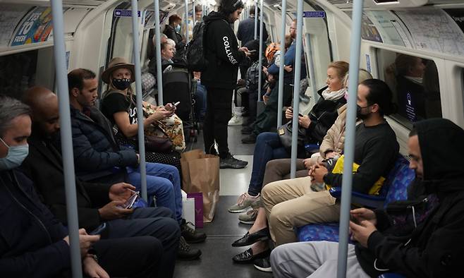 지난 20일(현지시각) 런던 지하철에서 일부 승객들이 마스크를 쓰고 있다. AP연합뉴스