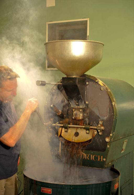 커피 로스팅 과정에서 건류반응으로 인해 묵직하면서도 향신료처럼 복합미가 느껴지는 향미가 형성된다. 시가향이 대표적인 속성이다. 사진은 하와이 코나의 한 농장에서 커피를 볶아 배출하는 모습. 커피비평가협회(CCA) 제공