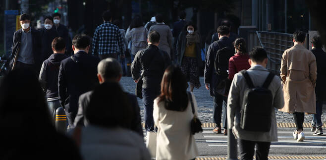 지난 22일 오전 서울 종로구에서 시민들이 두꺼운 옷차림을 하고 출근길 발걸음을 재촉하고 있는 모습. 뉴시스