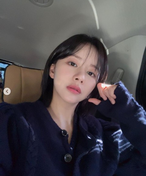 Actor Han Bo-reum has revealed the recent state of the charm of the atmosphere goddess.Han Bo-reum posted a picture on his 23rd day with an article entitled Abongs head adaptation failure through his instagram.The photo shows Han Bo-reum posing in a car, with one-headed hair, staring at the camera, revealing the shape of the fall-in-the-emotion goddess.The doll visuals, which show white skin and large deer eyes, cause admiration.On the other hand, Han Bo-reum met with fans in the KBS2 weekend drama Oh! Samgwang Villa!