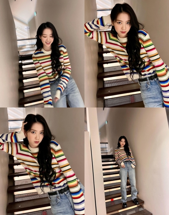 On the 23rd, OH MY GIRL JiHos Instagram posted several photos.In the photo, JiHo poses variously on the stairs of the place.JiHos extraordinary beauty caught the attention of the official fan club Miracle.Meanwhile, Concept Fairy OH MY GIRL won The Artist of the Year at 2021 The Packt Music Awards.OH MY GIRL, who attended the 2021 The Packt Music Awards (THE FACT MUSIC AWARDS, TMA) held on the 2nd, was honored with the award of The Artist of the Year and showed off the power of the top-class girl group.OH MY GIRL has not only topped the major music charts in Korea with DUN DANCE, which was comeback in May, but also surpassed 10 million views in 32 hours after the release of music videos and music videos, breaking the record of the first sales volume itself.In addition, the song Dolphin, the seventh mini album released last year, has achieved the longest chart of the girl group and continues to be unreplaceable.Photo = OH MY GIRL JiHo Instagram