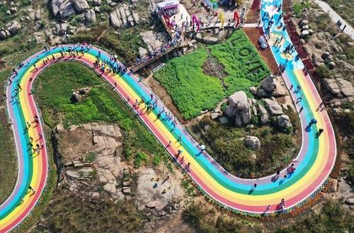 인기 관광지가 된 짜오좡 산팅구 Fengmao에 위치한 Yanma 호수 옆의 Jiuquhuahai 명승지