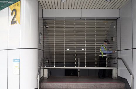 2019년 지진이 발생한 뒤 문을 닫고 있는 대만 기차역(사진=AFP)