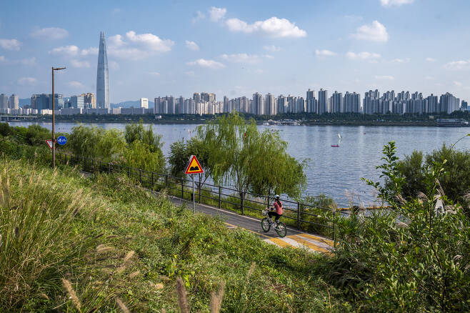 뚝섬한강공원에서 다채로운 수상레저와 자전거를 즐기고 있는 시민들. 서울관광재단 제공