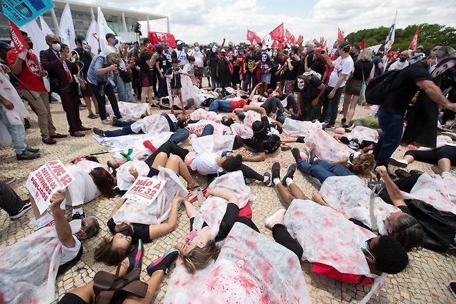 브라질은 전세계에서 두 번째로 많은 코로나 누적 사망자(60만명)를 기록했다. 지난 20일 브라질리아에서 학생 등으로 구성된 시위대가 정부의 코로나 부실 대처에 항의하고 있다./연합뉴스