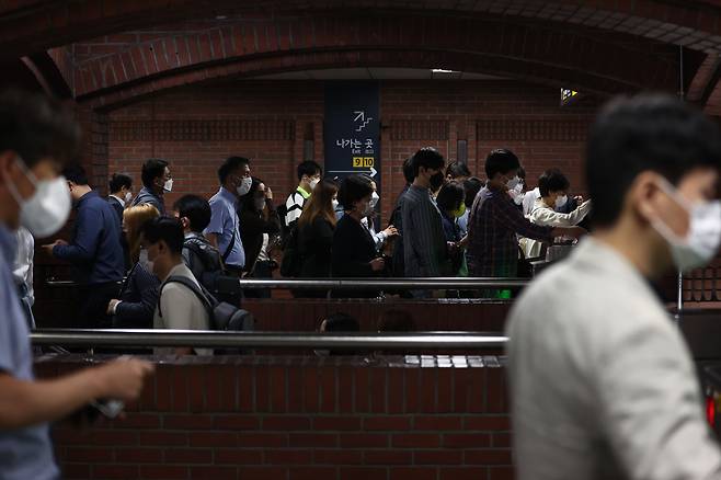 마스크를 쓴 출근길 시민들이 지하철 2호선 시청역을 지나고 있다. /연합뉴스