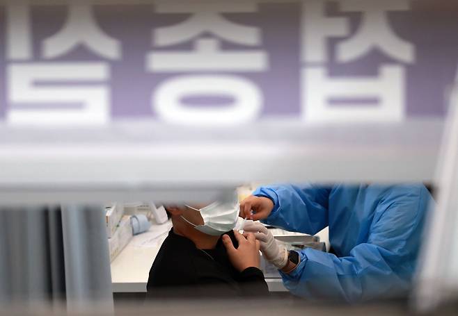 23일 오전 서울 관악구민종합체육센터에 마련된 신종 코로나바이러스 감염증(코로나19) 백신 접종센터를 찾은 시민이 백신 접종을 받고 있다. /연합뉴스