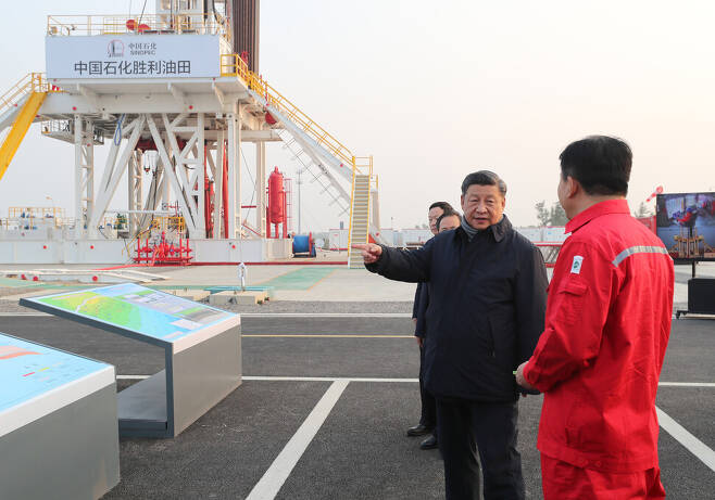 시진핑 중국 국가주석이 21일 산둥성 둥잉시에 있는 성리 유전의 석유 시추플랫폼을 시찰하고 있다. 둥잉/신화 연합뉴스
