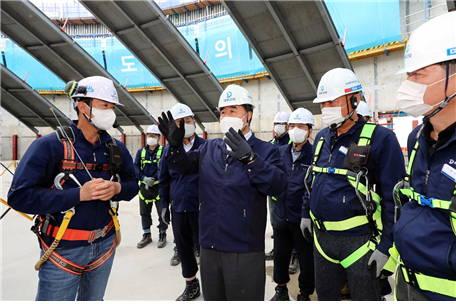 지난 9월 15일 김형(앞줄 왼쪽에서 두 번째) 대우건설 사장이 울산 북항터미널 건설 현장에서 직원들에게 안전의 중요성을 강조하고 있다. 대우건설 제공