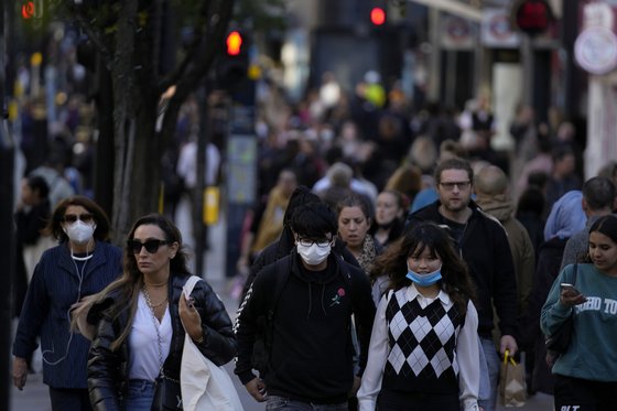 20일(현지시간) 영국 런던 중심부 옥스포드 거리를 지나가는 시민들의 모습. [AP=연합뉴스]