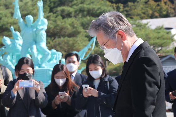 이재명 더불어민주당 대선후보가 22일 오전 광주 국립 5·18 민주묘지를 참배하고 있다. 연합뉴스