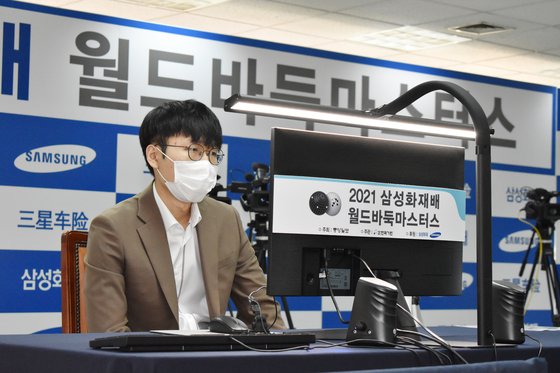 한국 최강 신진서 9단이 23일 열린 2021 삼성화재배 16강전에서 판팅위 9단을 가볍게 물리쳤다. 사진 한국기원