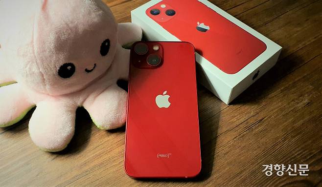 아이폰13 미니 시리즈의 외관. 김유진 기자는 아이폰13 미니를 보고 “각지고 작은 아이폰에 대한 향수를 만족시키는 제품”이라고 평했다. 이유진 기자