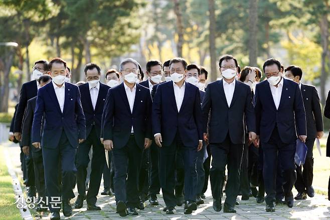 지난 14일 정부세종컨벤션센터 기획전시실에서 열린 ‘균형발전 성과와 초광역협력 지원전략 보고’를 마친 문재인 대통령과 이재명 경기지사 등 참석자들이 기념촬영을 하기 위해 대통령기록관으로 이동하고 있다. 청와대사진기자단