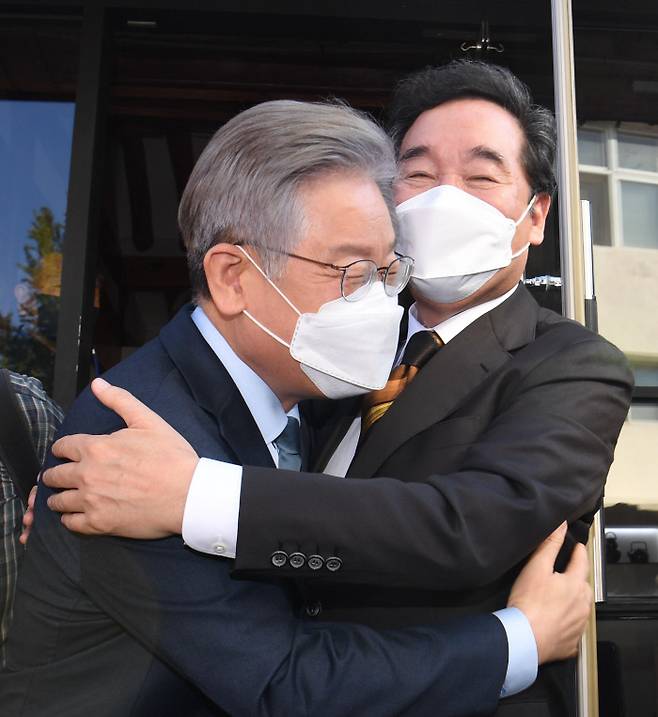더불어민주당 이재명 대선 후보(왼쪽)와 이낙연 전 대표가 24일 서울 종로 안국동 한 찻집 앞에서 만나 포옹하고 있다.  국회사진기자단