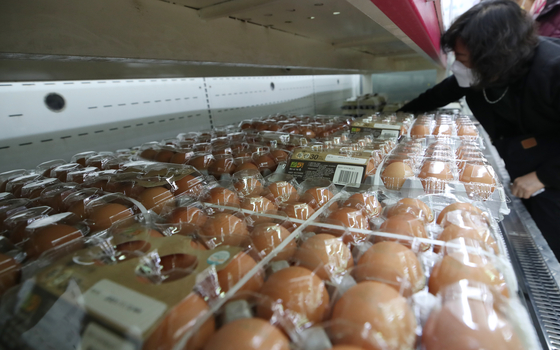 A customer picks up a tray of eggs at Hanaro Mart in Seocho District in southern Seoul on Sunday amid rapidly increasing consumer prices derived from a jump in oil prices and raw materials. The consumer price index has recorded a 2 percent year-on-year jump for six consecutive months this year, from April to September. [YONHAP]