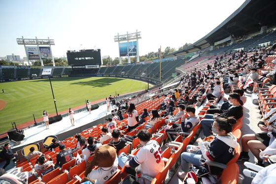 Spectators watch a baseball game between the LG Twins and the Doosan Bears at Jamsil Baseball Stadium in southern Seoul on Sunday afternoon, the first weekend the ban on attending sporting events in the Seoul Metropolitan area was lifted for those fully vaccinated. Open-air venues can admit up to 30 percent of their capacity, while indoor facilities can have up to 20 percent. [NEWS1]