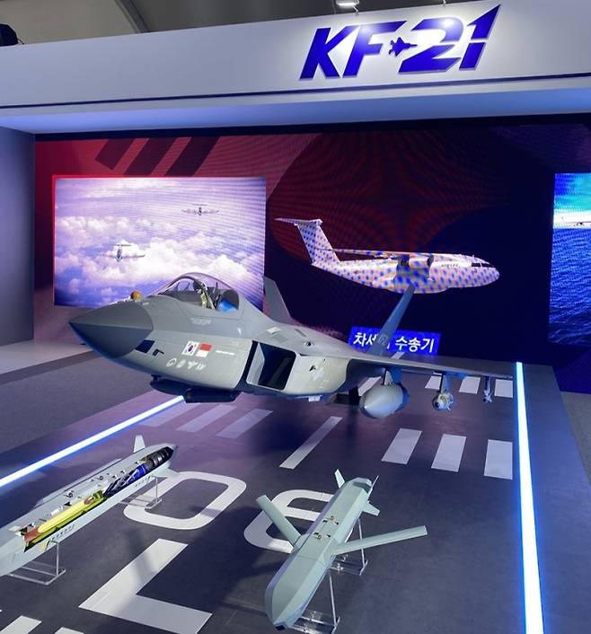 아덱스 2021 카이 부스에 전시된 KF-21 모형. 사진=윤은식 기자