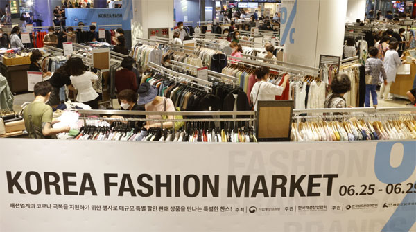 지난 6월 서울 송파구 롯데백화점 잠실점에서 열린 `코리아패션마켓 시즌3`에서 고객들이 제품을 고르고 있다.  [매경DB]
