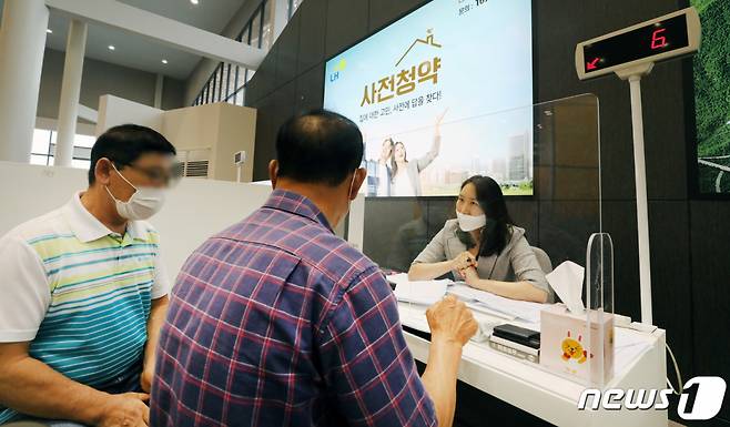 (서울=뉴스1) 임세영 기자 = 3일 오전 서울 송파구 장지동에 위치한 사전청약 접수처에서 시민들이 3기 신도시를 비롯한 수도권 신규택지의 사전청약 관련 상담을 받고 있다. 이날 국회와 정부 관계자 등에 따르면 2일 오후 3시 기준 사전청약 시스템의 누적방문자 수는 85만1319명에 달한다. 지난달 28일 문을 연 1차 사전청약 시스템 접속자 수가 일주일 만에 100만명을 넘어설 전망이다. 2021.8.3/뉴스1