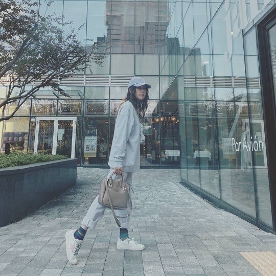 On the 24th, actor Seo Jin-Hee posted photos on his Instagram with an article entitled I am walking because I am so good at worshiping ~ I have no one on the road and I took a mask.Seo Jeong-Hee in the picture poses in the street in casual attire, a look of beauty during Seo Jeong-Hee.