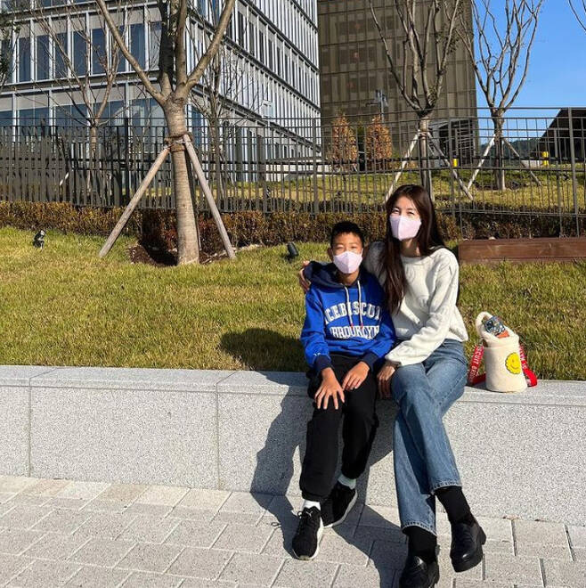 Actor Kim Sung-eun has traveled with children.Kim Sung-eun wrote on October 24 in his personal instagram, A short memory in Daejeon! It is so good that Onoma Hotel and Shinsegae Department Store are connected!I want to take a picture for a while because of studying history in the princess today. I want to enjoy this and that only in Daejeon. ~ ~ # Memories Dream # Dame Towaji In addition, through the story, Yoon Ha Jae Ha, play well in the house. I will study history with my brother. I love Taeha and two.In the public photos, Kim Sung-eun and Taeha, and children playing in the hotel swimming pool were included.Kim Sung-eun, who is busy studying Taehas history, added to his joy.This is a lack of sleep, really the best mother, said Kim Sung-eun, who replied, Yes, my mother is a problem.Meanwhile, Kim Sung-eun has two sons and one daughter after marrying Jung Jo-gook, a soccer player.