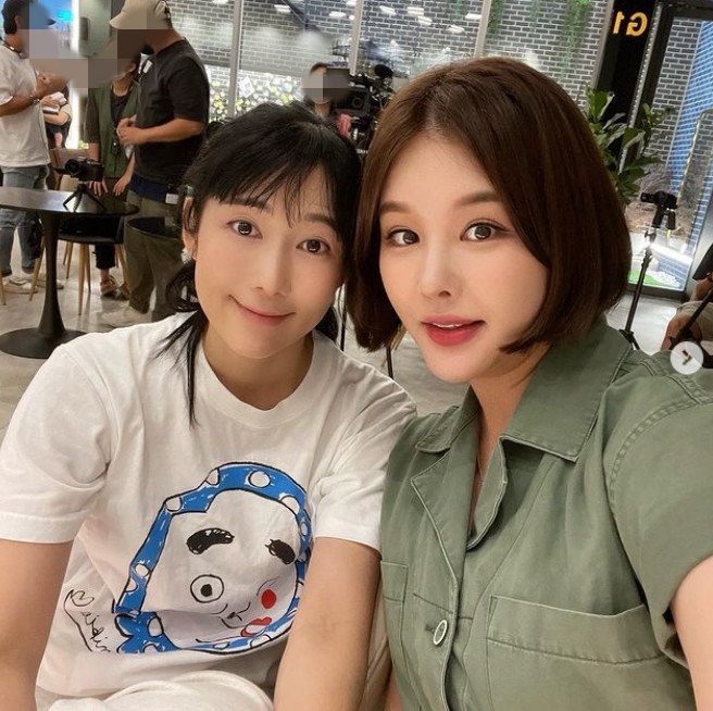 Broadcasters Park Eun-ji and Sayuri have revealed their fond friendship.Park Eun-ji posted a picture on October 24th on Instagram with an article entitled Lets talk to my aunts and Jens brother in the room quickly and make a video call with my sister Shin Hye, a space goddess, shooting the Return of Superman.The photo released included a friendly two-shot by Park Eun-ji and Sayuri, who show off their strong friendship with each other.Park Eun-ji, who is about to be a Child Birth soon, is looking for her mother, Sayuri, and she gives a warm atmosphere like a car.Meanwhile, Park Eun-ji married a Korean-American office worker in 2018 and succeeded in pregnancy after suffering from miscarriage, and is now 30 weeks pregnant.