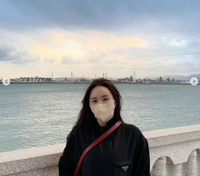 Lee Kyung-kyu daughter and actor Lee Ye Rim has gone on a Pohang trip.Lee Ye Rim posted a photo with the article on October 24th.Lee Ye Rim poses in the background of Pohang Sea in the public photo. The clear features that penetrate the mask attract attention.In addition, Lee Ye Rim remembered the pleasant trip by sharing beautiful scenery with delicious foods eaten at Pohang such as shellfish and meat.The netizens who watched this commented, I went to Youngdae and Bae Suzy!Meanwhile, Lee Ye Rim marries Kim Young-chan, a soccer player from Gyeongnam FC in December.