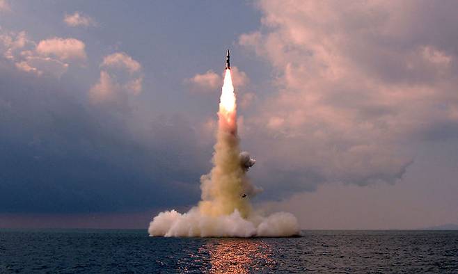북한이 잠수함에서 시험발사한 잠수함발사탄도미사일(SLBM). 평양 조선중앙통신=연합뉴스