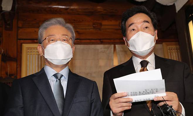 더불어민주당 이낙연 전 대표가 24일 서울 종로구 안국동 한 찻집에서 이재명 대선 후보와 회동에 앞서 발언하고 있다. 국회사진기자단