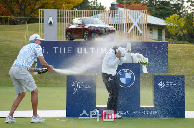 고진영이 24일 부산에서 열린 LPGA 투어 BMW 레이디스 챔피언십에서 한국 선수로 200번째 우승을 차지하자 캐디가 샴페인을 뿌리며 축하하고 있다. (사진=이데일리 골프in 조원범 기자)
