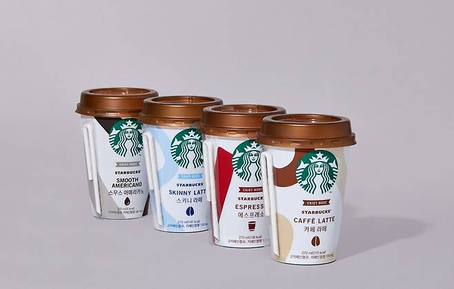 종이 빨대를 적용한 스타벅스 컵 커피 제품(동서식품 제공)© 뉴스1